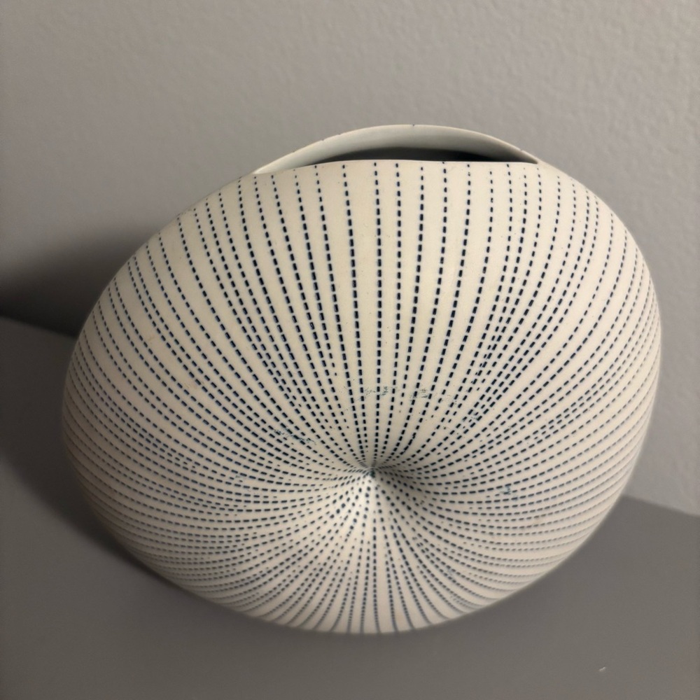 Blue & White Diva Round Shell Sea Urchin Vase